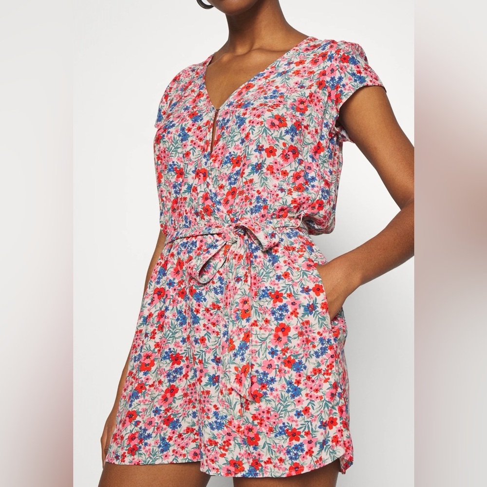 American Eagle Floral Romper M Red Blue Tie Back V-Neck Boho Festival Summer EUC